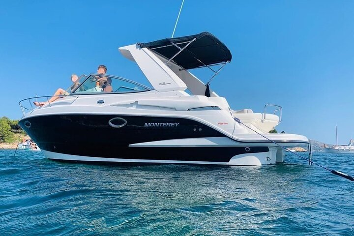 Experience unmatched luxury on a 28ft yacht savor delicious BBQ and enjoy stunning views of Dubai's iconic landmarks while cruising the serene waters of the Arabian Gulf.